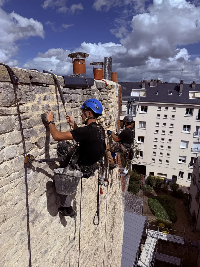 Cordiste en Normandie : quand et pourquoi faire appel à un spécialiste des travaux en hauteur ?